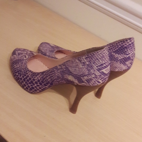 Snake Pattern Pumps - Picture 2 of 2
